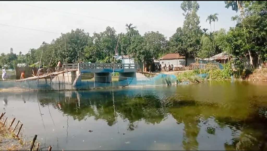 সংযোগ সড়ক না থাকায় সেতুর ওপর উঠতে হয় বাঁশ দিয়ে