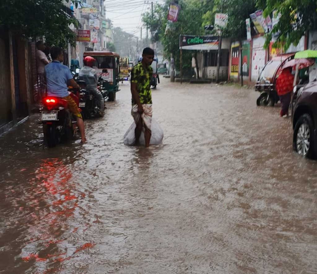 গাইবান্ধায় ১০১ মিলিমিটার বৃষ্টিতে তীব্র জলাবদ্ধতা, দুর্ভোগে নগরবাসী