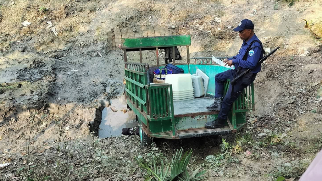 গাইবান্ধায় নির্বাচনী সরঞ্জামসহ পিকআপ ভ্যান খাদে, আহত ৩