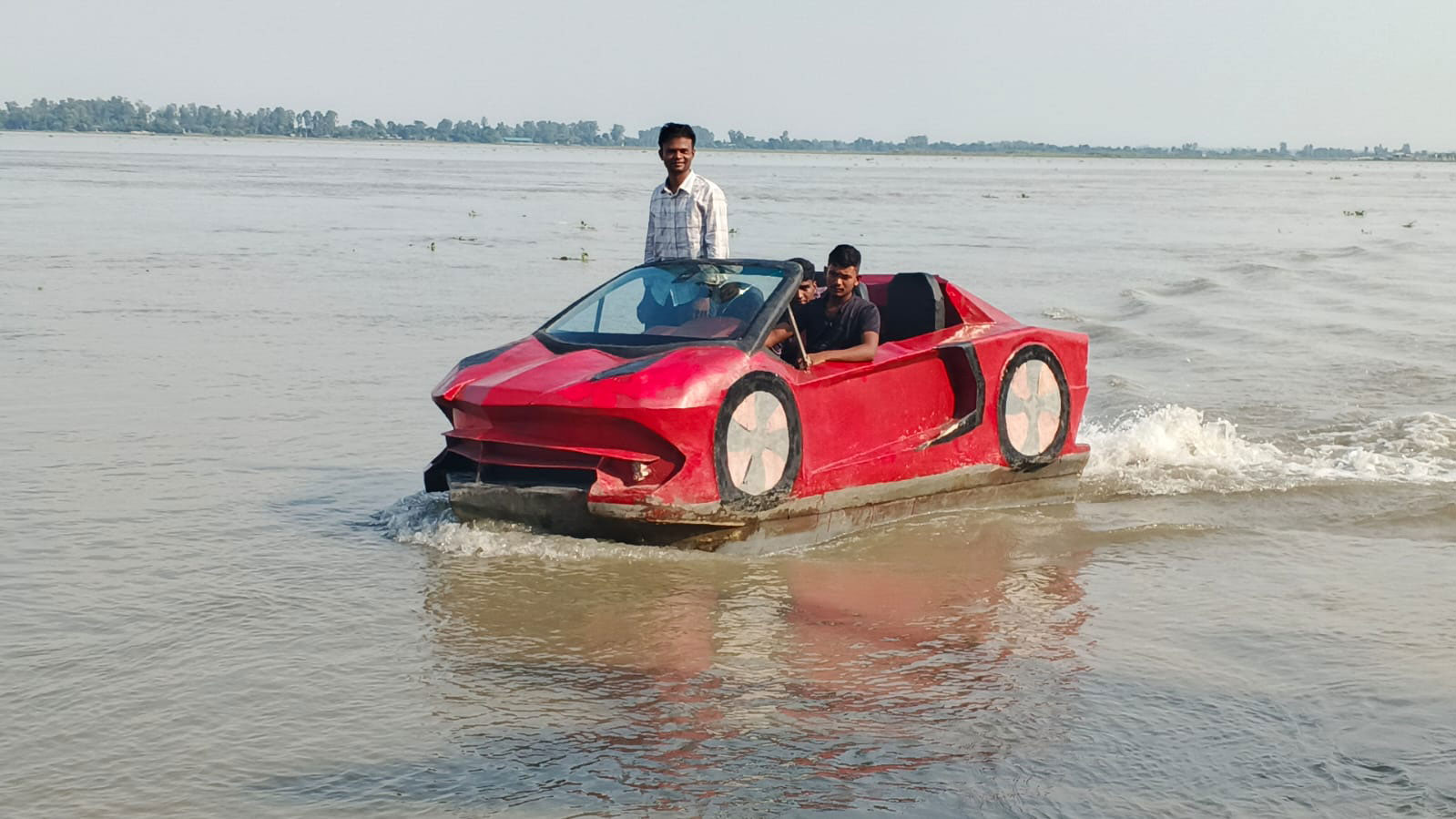 ল্যাম্বরগিনির আদলে স্পিডবোট ব্রহ্মপুত্র নদে
