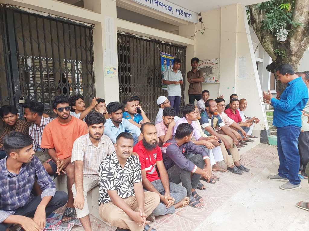 রংপুর ইপিজেডের বাস্তবায়নের দাবিতে গোবিন্দগঞ্জে উপজেলা পরিষদে তালা