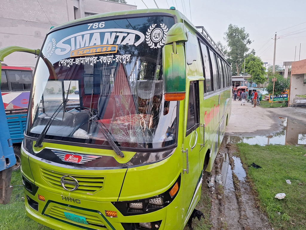 গাইবান্ধায় বাসচাপায় রিকশাচালক নিহত, দুই যাত্রী আহত
