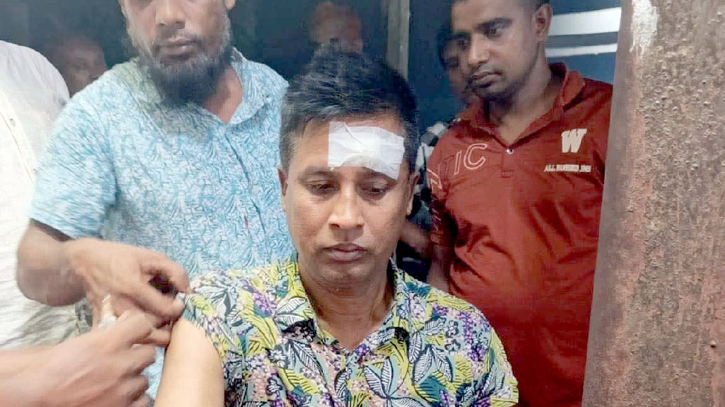 গাইবান্ধায় থানায় ঢুকে ছুরিকাঘাত দুর্বৃত্তের, এএসআই আহত