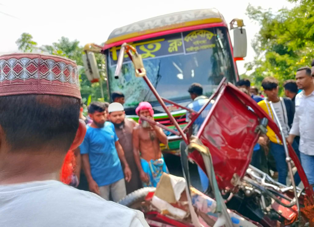 পলাশবাড়ীতে বাসচাপায় অটোরিকশার চালকসহ ৩ যাত্রী নিহত