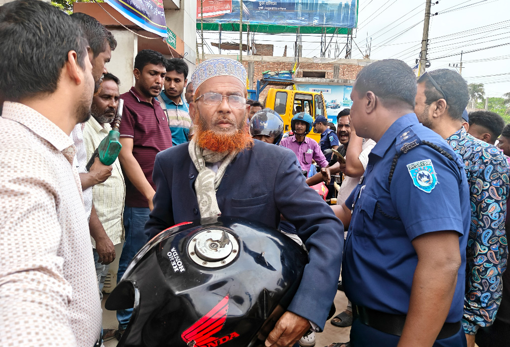 ‘বোতলে তেল দেয় না, তাই মোটরসাইকেলের ট্যাংক খুলে নিয়ে এসেছি’