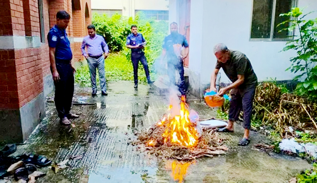 মানিকগঞ্জে ছয় মাদক মামলায় জব্দ করা ৩২ কেজি গাঁজা ধ্বংস