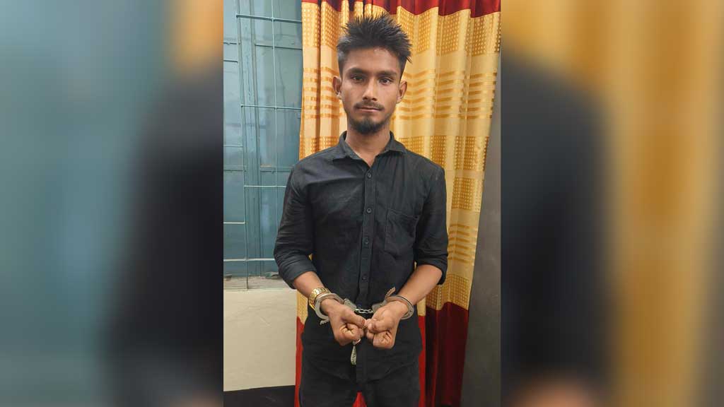 স্কুলে টিফিনের ফাঁকে ছাত্রদের কাছে গাঁজা বেচেন তিনি