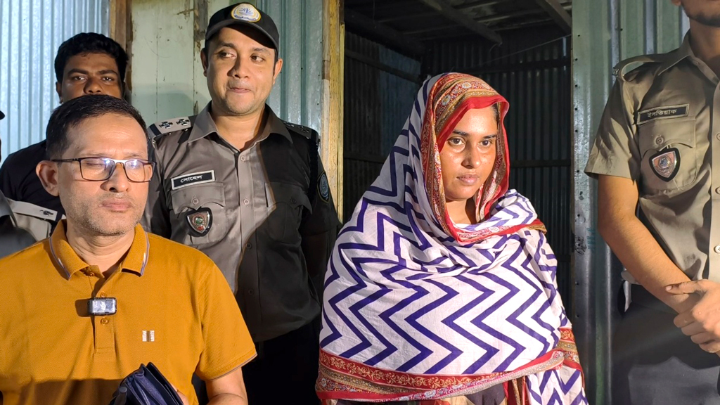 মাটির নিচে পুঁতে রাখা ড্রাম থেকে ১১ কেজি গাঁজা উদ্ধার, নারী আটক