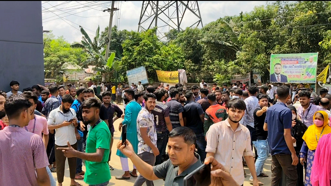 কারখানায় শ্রমিকের মৃত্যু: মিলাদ মাহফিলের সময় উত্তেজনা, পুলিশের লাঠিপেটা ও সাউন্ড গ্রেনেড নিক্ষেপ