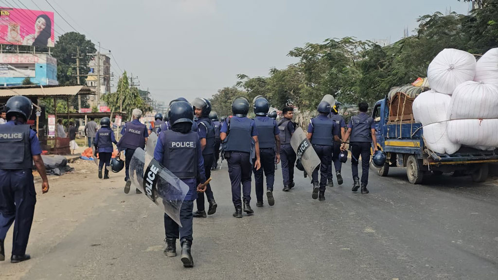 কারখানা খুলে দেওয়ার দাবিতে শ্রমিকদের দফায় দফায় মহাসড়ক অবরোধ, পুলিশের লাঠিপেটা