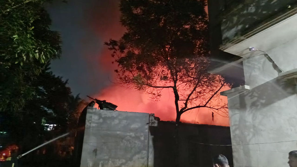 শ্রীপুরে গভীর রাতে গার্মেন্টসের ঝুট গুদামে আগুন, সাড়ে চার ঘণ্টায় নিয়ন্ত্রণে