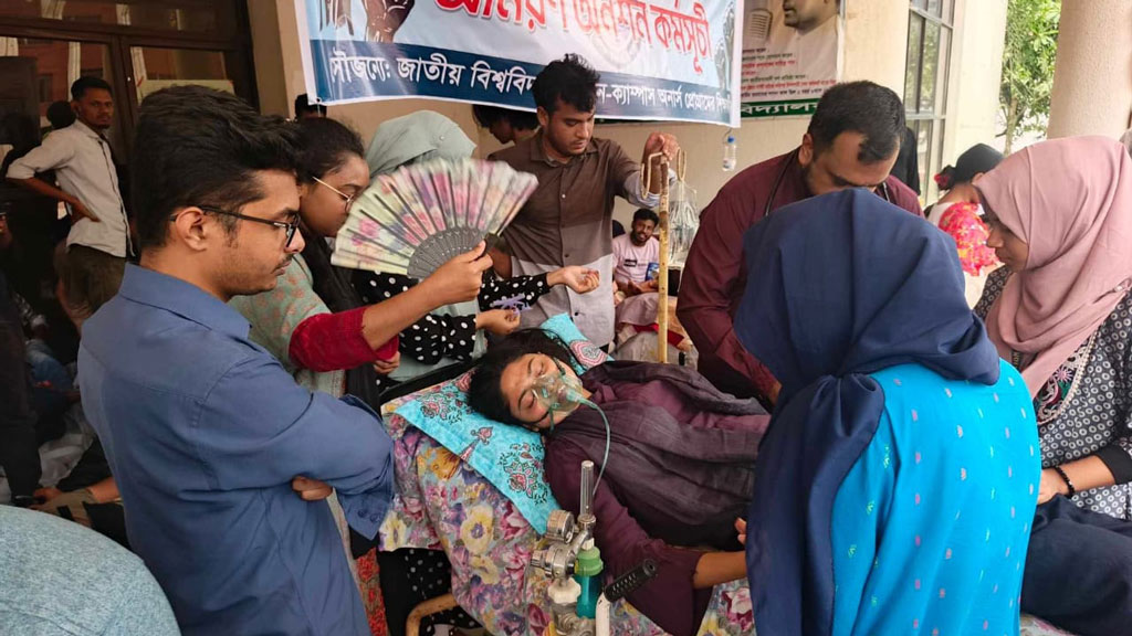 জাতীয় বিশ্ববিদ্যালয়ে অন-ক্যাম্পাস শিক্ষার্থীদের আমরণ অনশন, কয়েকজন অসুস্থ