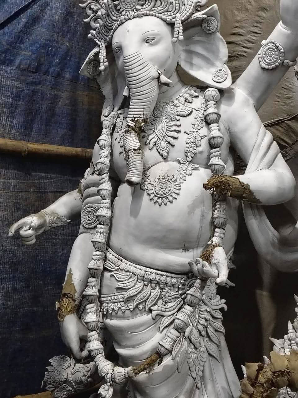 নির্মানাধীন প্রতিমা। ছবি: আজকের পত্রিকা