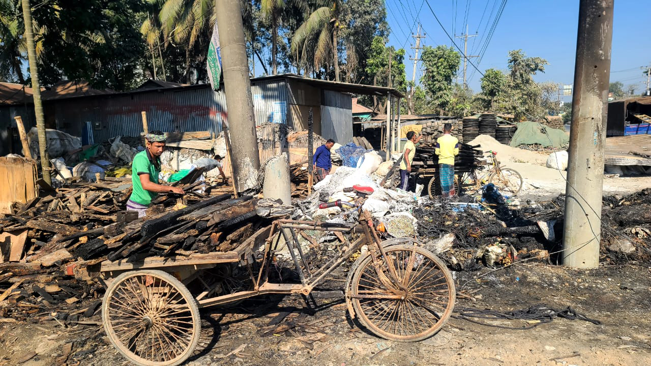 বিদ্যুৎ সঞ্চালন লাইনে আগুন, স্ফুলিঙ্গ নিচে পড়ে ট্রাক ও ঝুটগুদাম পুড়ে ছাই