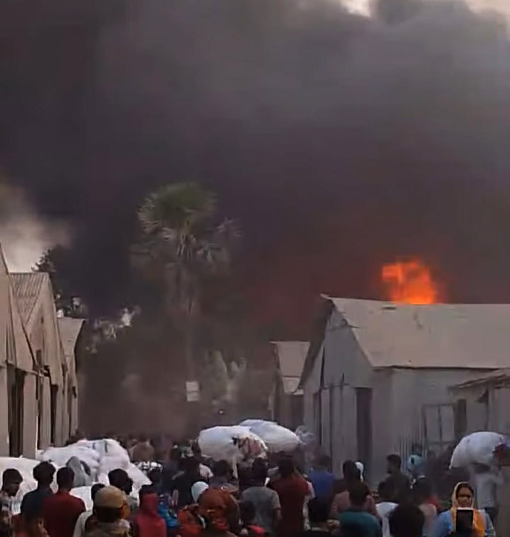 গাজীপুরে ঝুটের গুদামে আগুন, নিয়ন্ত্রণে ফায়ার সার্ভিসের ৬ ইউনিট