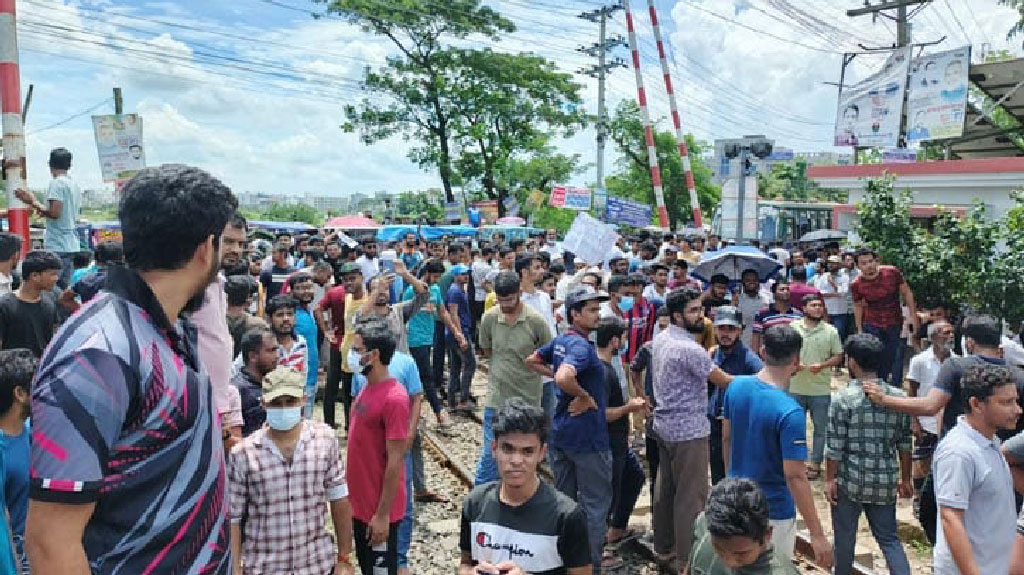 নিয়োগ পরীক্ষার দাবিতে ট্রেন আটকে ডিপ্লোমা শিক্ষার্থীদের বিক্ষোভ