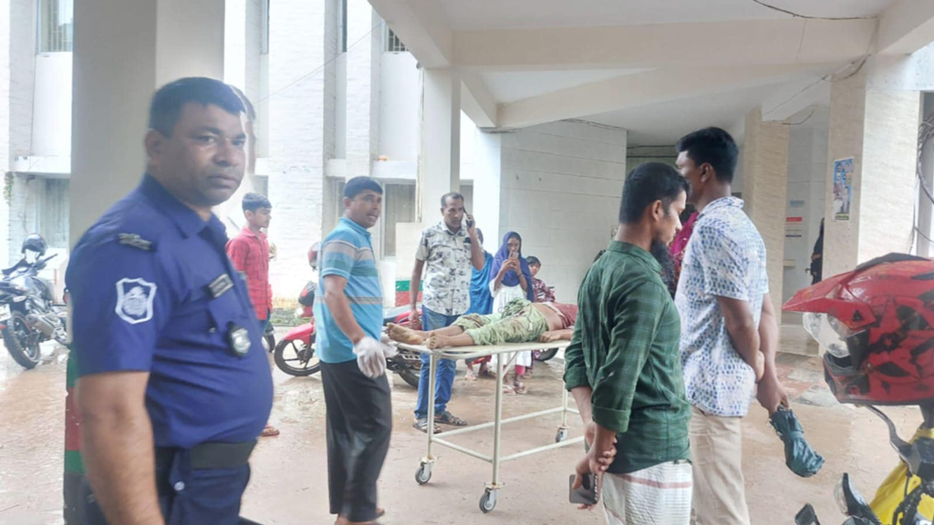 যাত্রীবাহী গাড়ি আটকে ডাকাতি, হামলায় সিএনজি অটোচালক ও গাড়িচাপায় ডাকাতের মৃত্যু