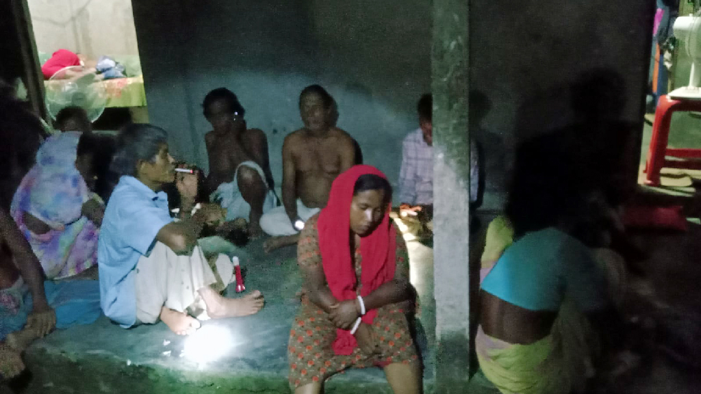 সালিসে সমাধান না পেয়ে বারান্দায় মরদেহ নিয়ে স্বজনদের অপেক্ষা, উঠানেই দাফনের প্রস্তুতি