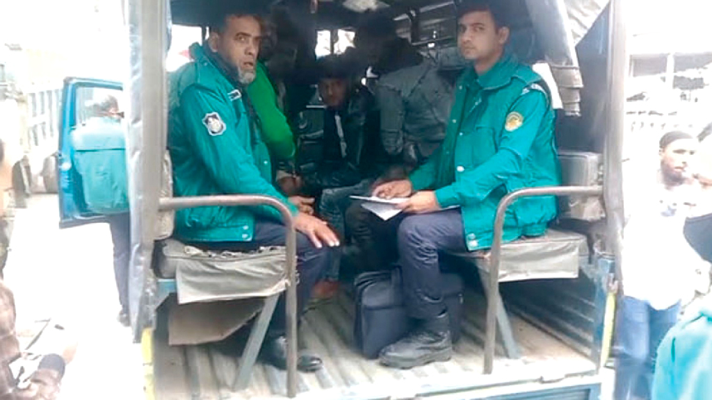 গ্রামীণ ফেব্রিকস কারখানায় হামলা ও কর্মকর্তাদের অবরুদ্ধ করার ঘটনায় ৬ শ্রমিক গ্রেপ্তার