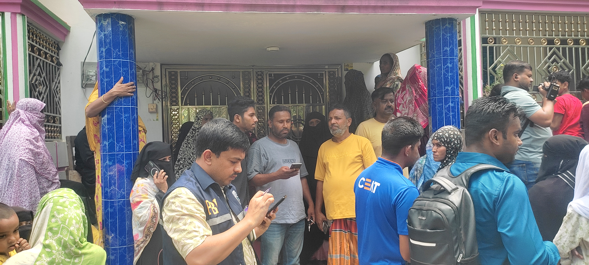 একই পরিবারের পাঁচজনকে হত্যার ঘটনায় স্বজনদের আহাজারি। ছবি: ফাইল