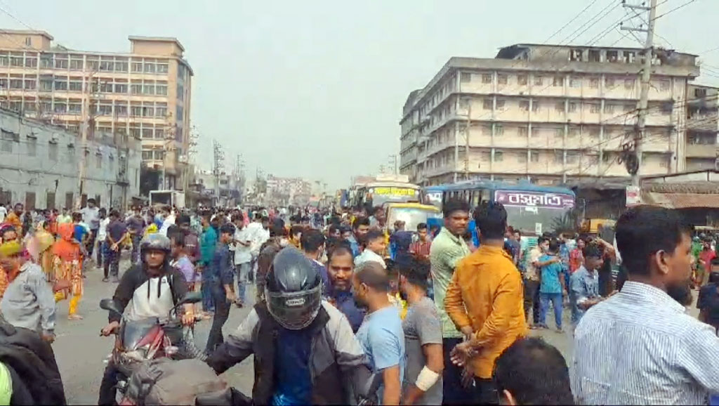 শ্রমিক ছাঁটাইয়ের প্রতিবাদে গাজীপুরে মহাসড়ক অবরোধ