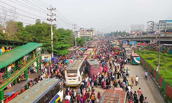 গাজীপুরে দুই মহাসড়কে যানবাহনের ধীরগতি, যাত্রীদের ভোগান্তি