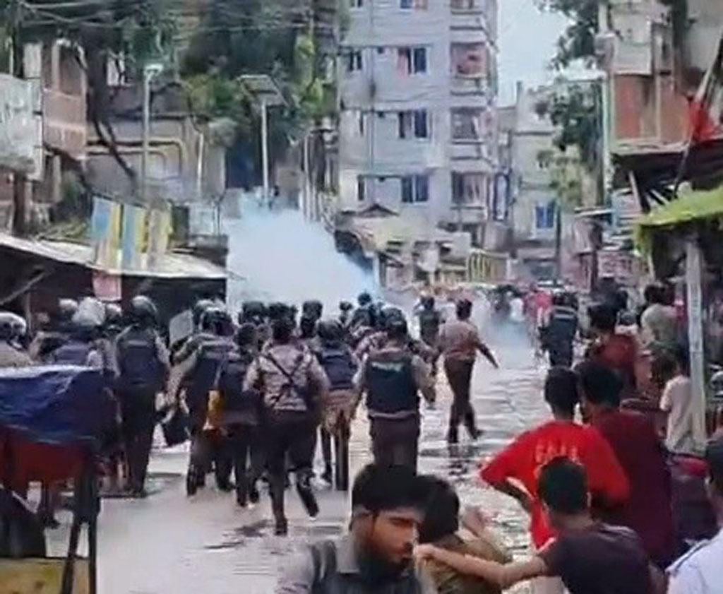 আন্দোলনে যোগ দিতে অন্য কারখানার সামনে শ্রমিকদের ডাক, পুলিশের টিয়ার শেল