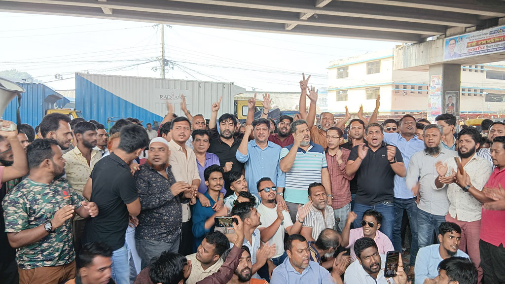 গাজীপুর-৬ আসন বহাল রাখার দাবিতে টঙ্গীতে মহাসড়ক অবরোধ, টায়ারে আগুন