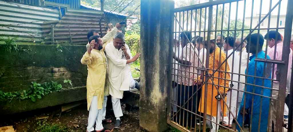 স্বাস্থ্যকেন্দ্রে হঠাৎ এমপি, প্রধান ফটকে তালা—বেড়া টপকে ঢুকে যা দেখলেন