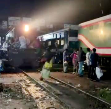 দৌড়ে ট্রেনে উঠতে গিয়ে পা পিছলে বেঁচে গেলেও শেষ রক্ষা হয়নি