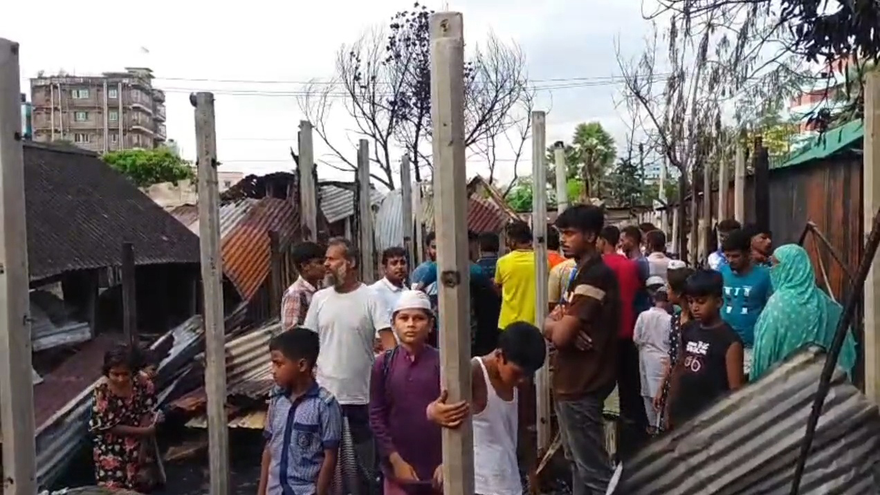 গাজীপুরে আগুনে পুড়ল দুই কলোনির ২৩ কক্ষ ও ৫ দোকান