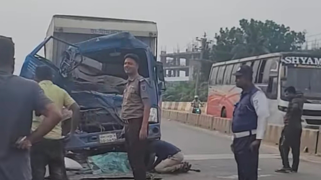কালিয়াকৈরে ট্রাক-পিকআপ-বাসের ত্রিমুখী সংঘর্ষ, চালক নিহত