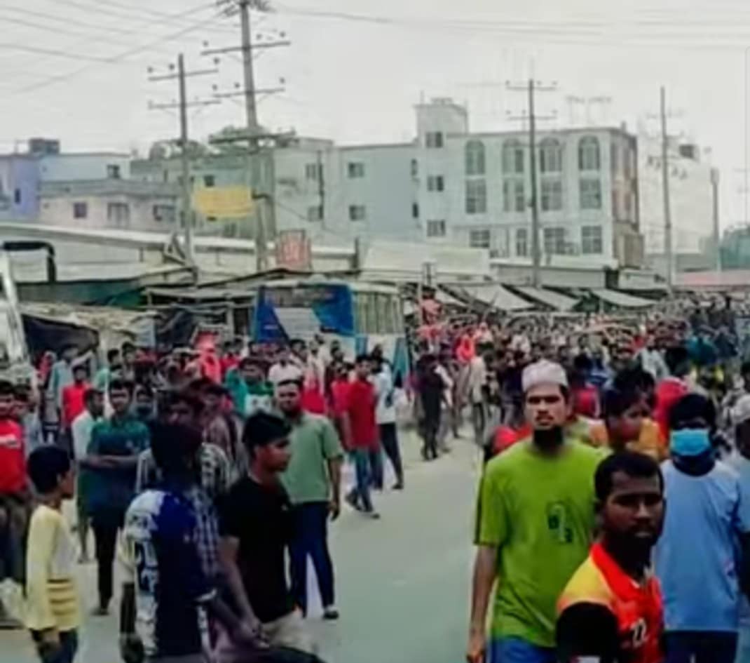শ্রীপুরে বকেয়া বেতনের দাবিতে শ্রমিকদের সড়ক অবরোধ, পুলিশের টিয়ার গ্যাস নিক্ষেপ