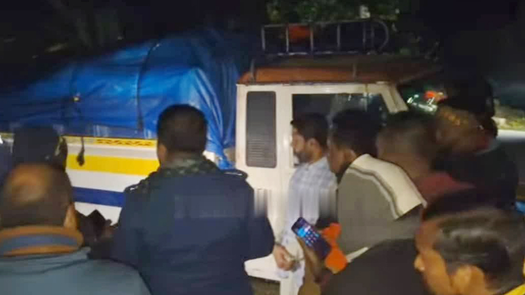 শ্রীপুরে সরকারি ৮০ বস্তা সারসহ পিকআপ জব্দ