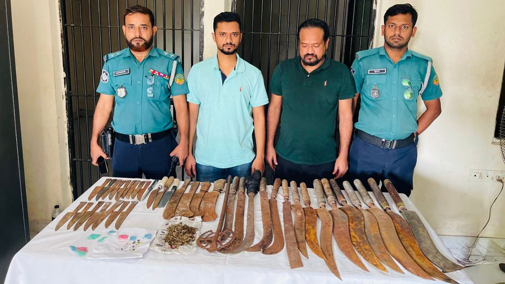 গাজীপুরে দেশীয় অস্ত্র ও মাদকসহ বিএনপি নেতার ভাই-ভাতিজা আটক