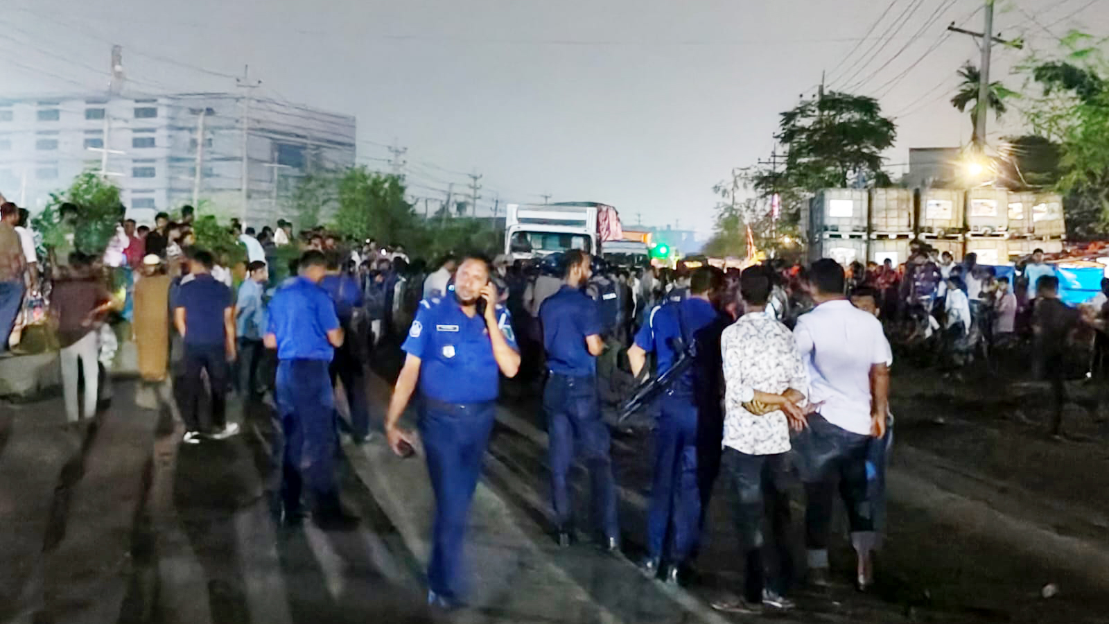 শ্রীপুরে বকেয়া বেতনের দাবিতে ৩ ঘণ্টা মহাসড়ক অবরোধ, টিয়ার শেল নিক্ষেপের পর যান চলাচল স্বাভাবিক