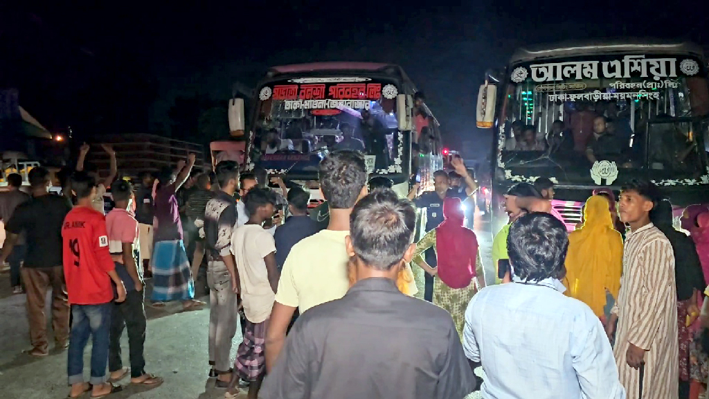 ঢাকা-ময়মনসিংহ মহাসড়ক অবরোধ শ্রমিকদের, যান চলাচল বন্ধ