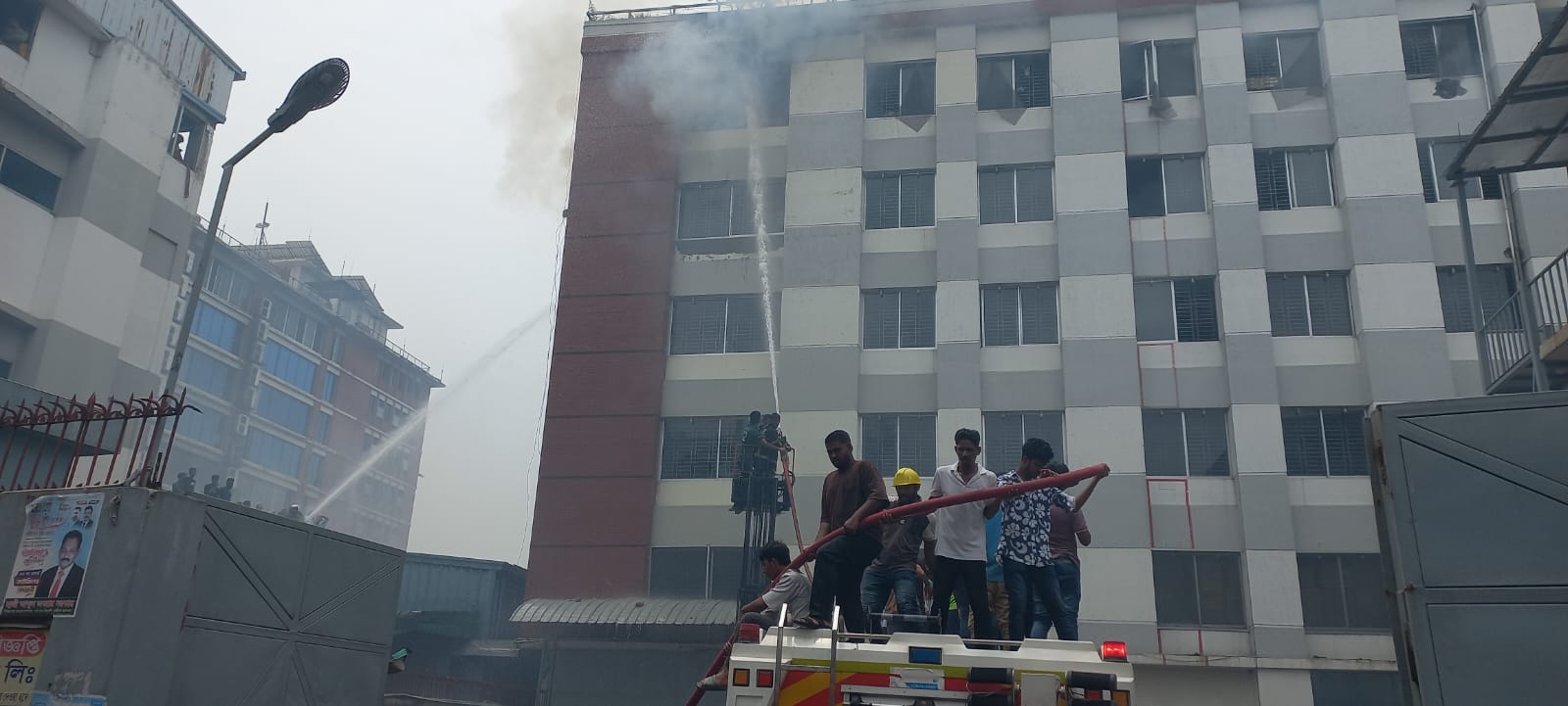গাজীপুরে পোশাক কারখানায় আগুন, নিয়ন্ত্রণে ফায়ার সার্ভিসের ৫ ইউনিট