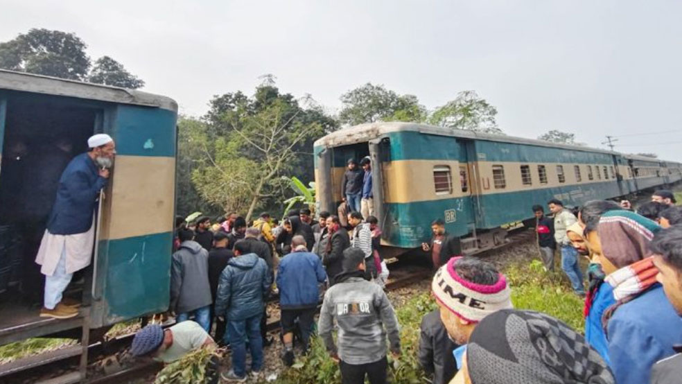 গাজীপুরে চলন্ত ট্রেনের দুই বগি বিচ্ছিন্ন, অল্পের জন্য রক্ষা পেলেন যাত্রীরা