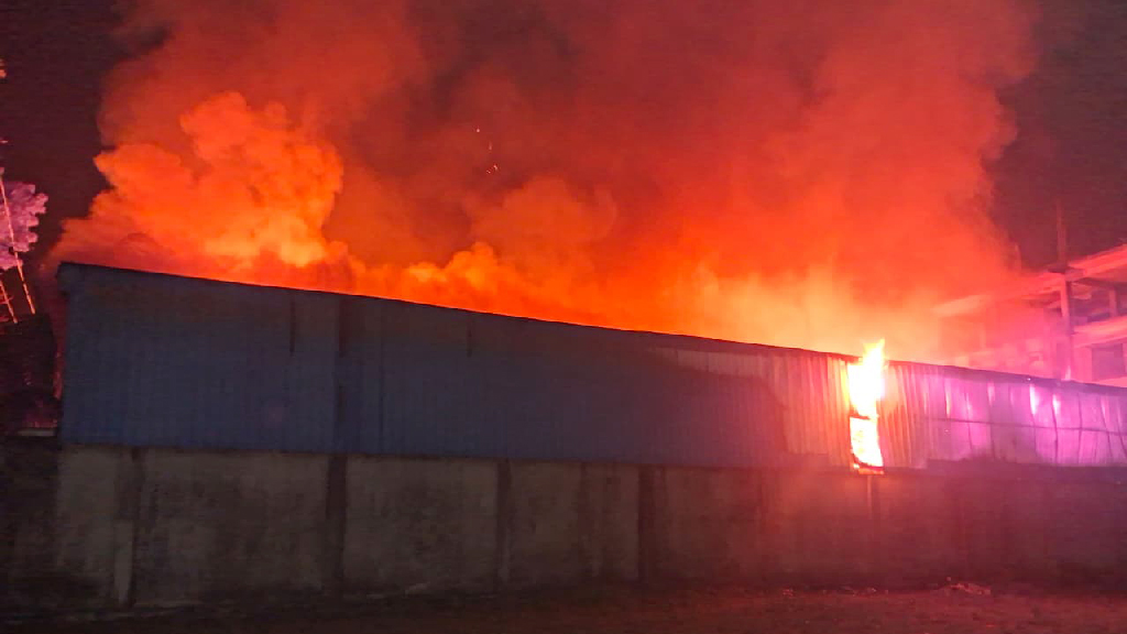 শ্রীপুরে ঝুট গুদামে আগুন, কোটি টাকার মালপত্র পুড়ে ছাই