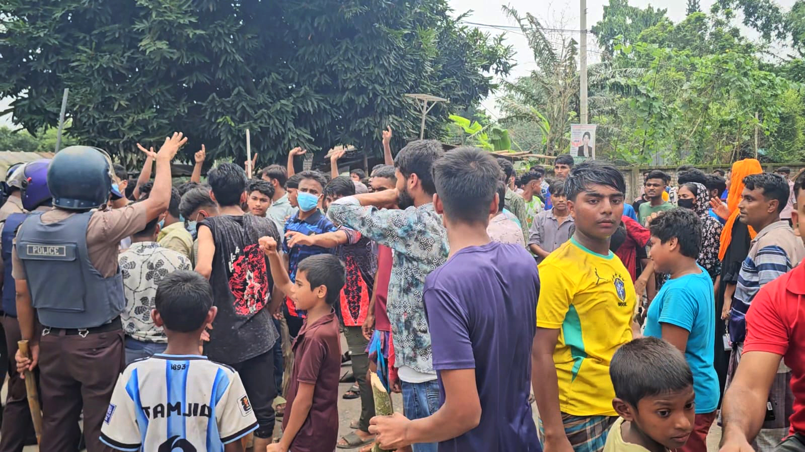 ছুটি না পেয়ে কর্মস্থলেই অসুস্থ শ্রমিকের মৃত্যু, সড়ক অবরোধ, তিনটি কারখানায় ভাঙচুর