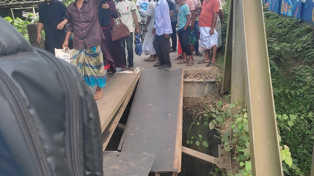 শ্রীপুরে ২৮ বারের মতো ভাঙল বেইলি ব্রিজ, এবার স্লিপার নদীতে, যোগাযোগ বিচ্ছিন্ন