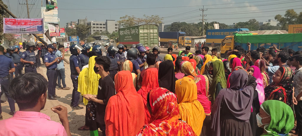 শ্রীপুরে ‘এএ ইয়ার্ন মিলস’ অনির্দিষ্টকালের জন্য বন্ধ ঘোষণা, শ্রমিকদের বিক্ষোভ
