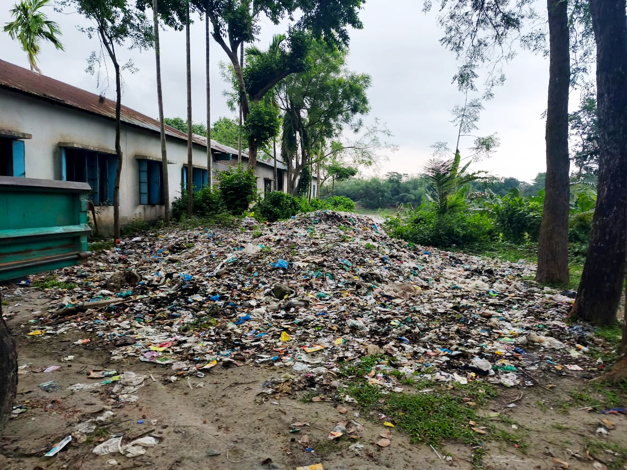 বিদ্যালয়ের পাশে ভাগাড়, ভোগান্তিতে শিক্ষক-শিক্ষার্থীরা