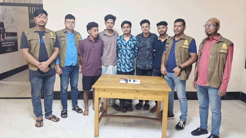 গাজীপুরে অস্ত্র-গুলিসহ গ্রেপ্তার ৫