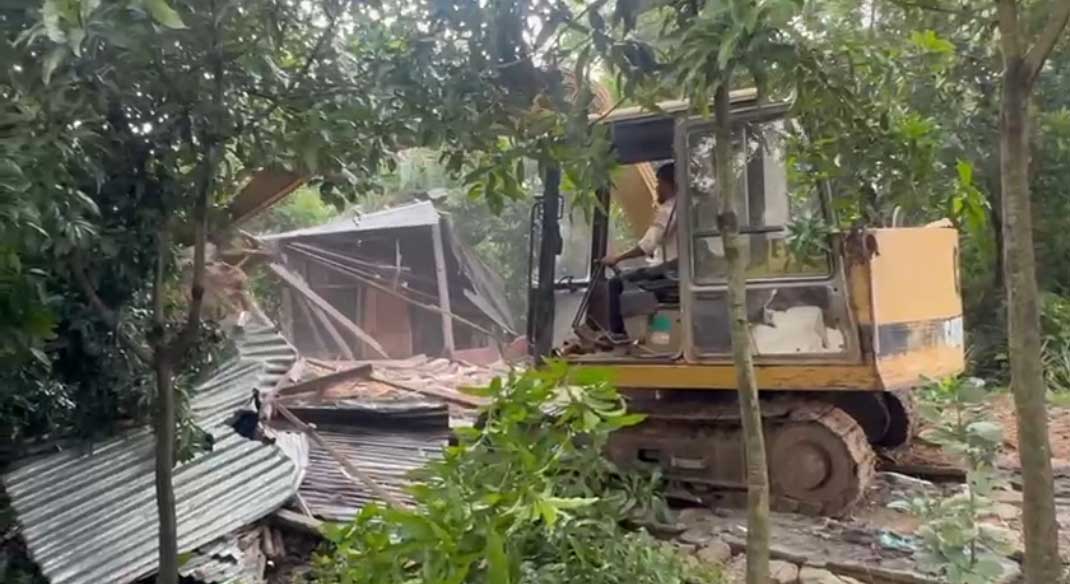 কালীগঞ্জে ‘বিশেষ জীববৈচিত্র্য এলাকা’ থেকে ১৫৫টি অবৈধ ঘর উচ্ছেদ