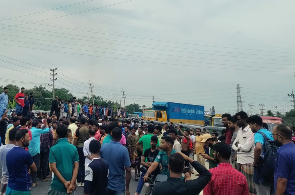 ঢাকা-টাঙ্গাইল মহাসড়ক অবরোধ করে সিএনজি অটোচালকদের বিক্ষোভ