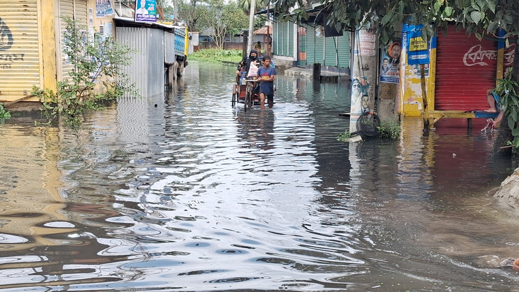 বৃষ্টির পানিতে তলিয়ে গেছে শিল্পকারখানা বসতবাড়ি মহাসড়ক