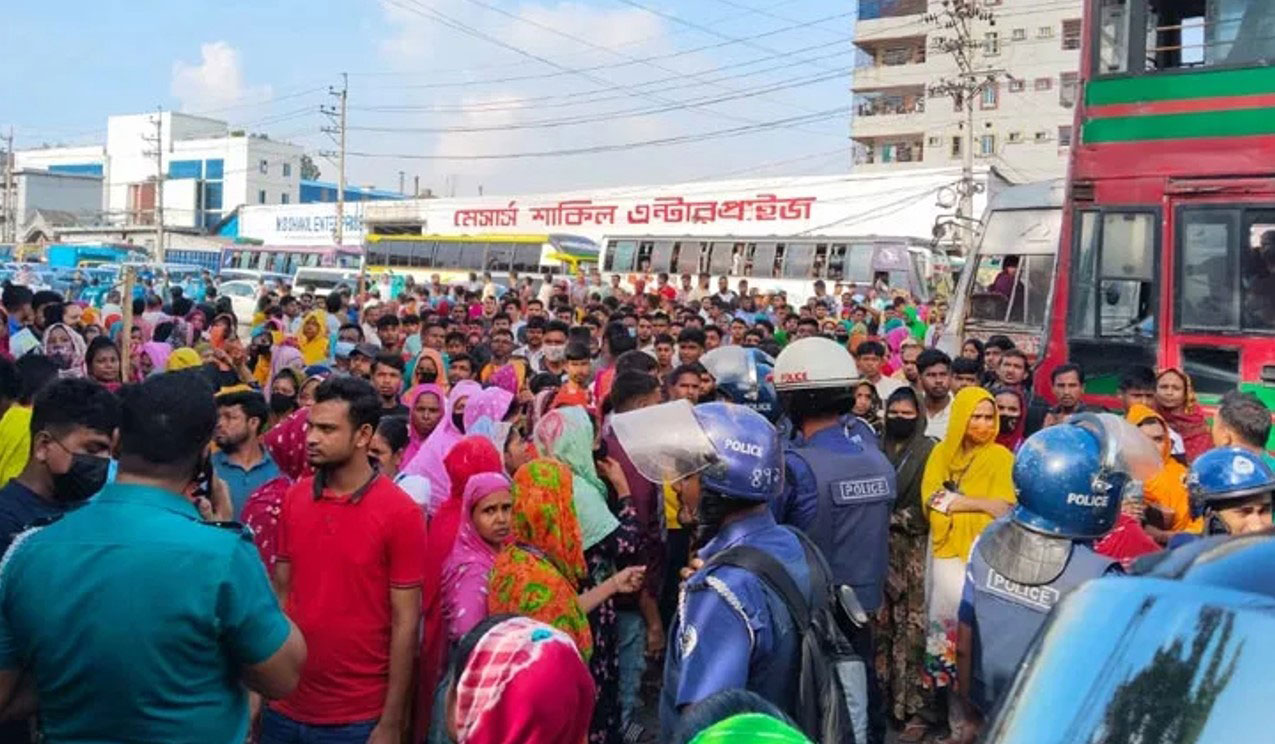 গাজীপুরে বকেয়া বেতনের দাবিতে শ্রমিকদের দেড় ঘণ্টা মহাসড়ক অবরোধ