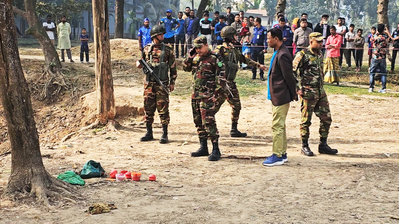 শ্রীপুরে পুকুর থেকে বোমাসদৃশ বস্তু উদ্ধার, ঘটনাস্থলে আসছে বম্ব ডিসপোজাল ইউনিট